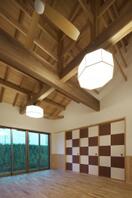 市松模様で貼った西ノ内和紙が映える
自然素材と国産材で造った木組みの家(内観)