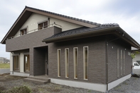 無垢材・漆喰・和紙に包まれる
自然素材の映えた土間と格子のある家(外観)