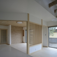 無垢材・漆喰・和紙に包まれる
自然素材の映えた土間と格子のある家(内観)